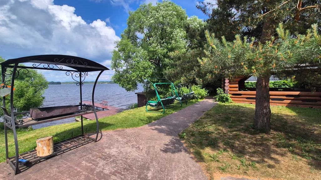 Дом на берегу волги, с видом на затопленную колокольню