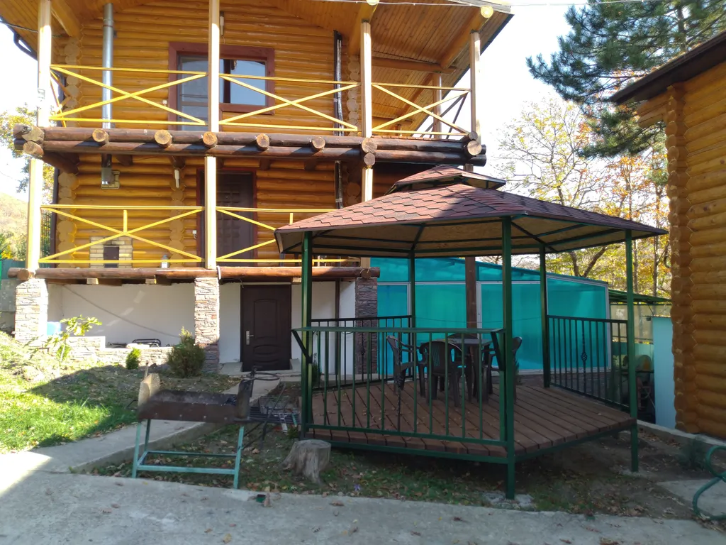 Бревенчатый дом в лесу с бассейном