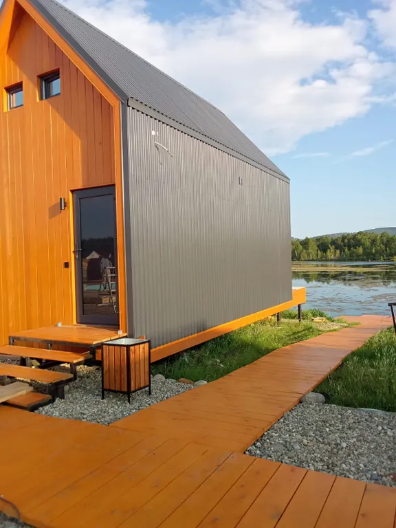 Домик на берегу озера в современном стиле со всеми удобствами