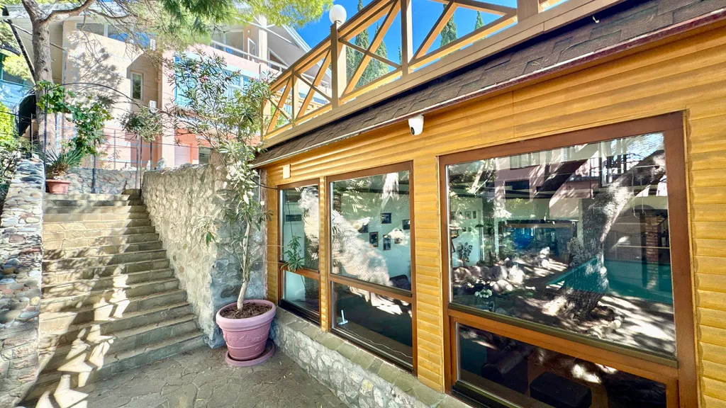 Дом у моря с личным парком, бассейном и сауной