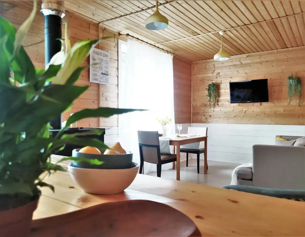 Дом с камином и с большим фруктовым садом