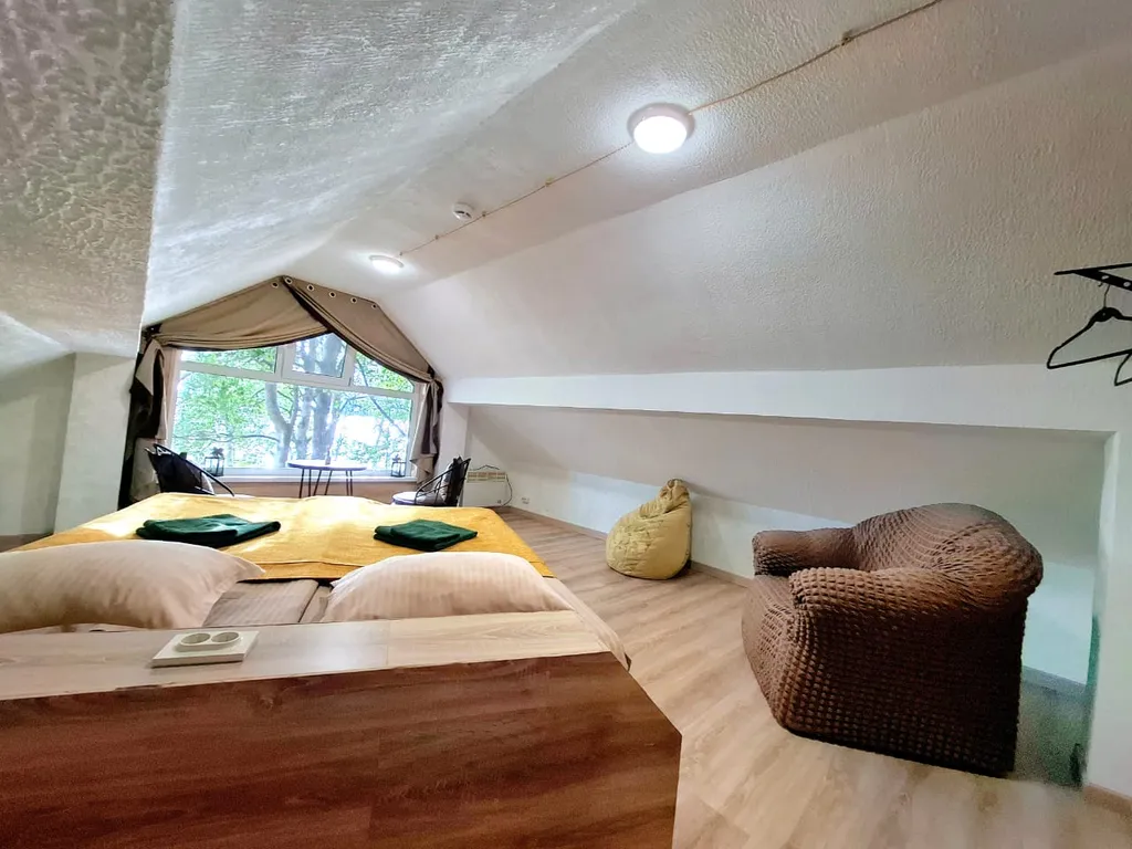 Уютный, комфортный для проживания на берегу озера, в зелени и тишине