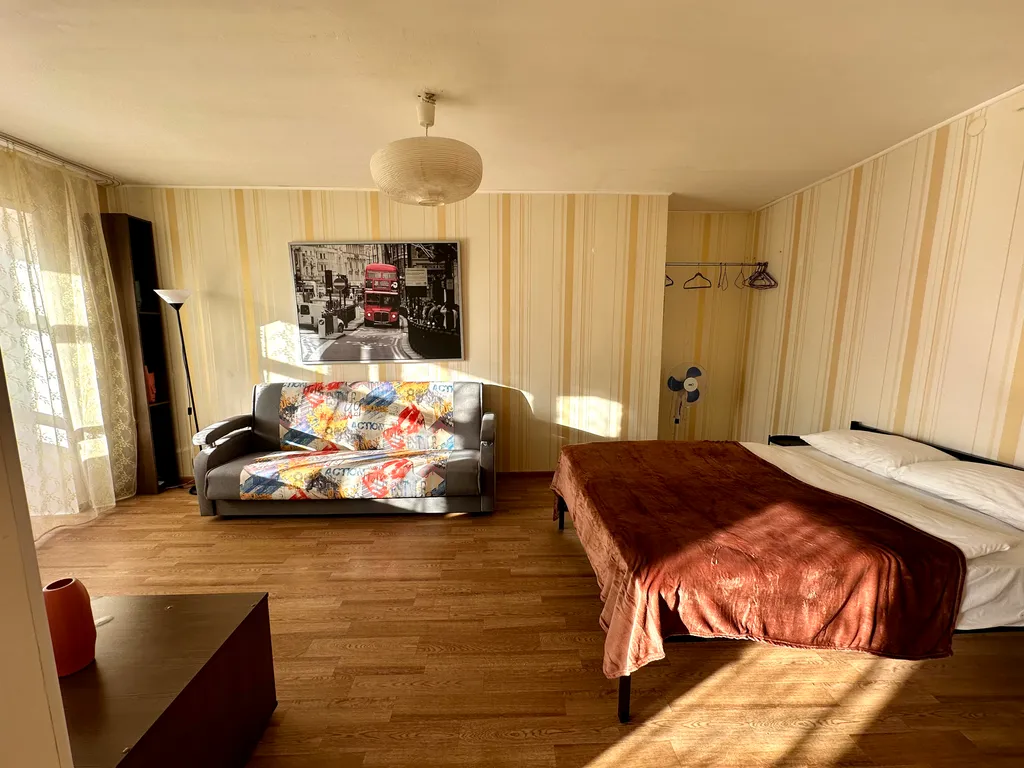 Калина Юрга у кинотеатра Эра