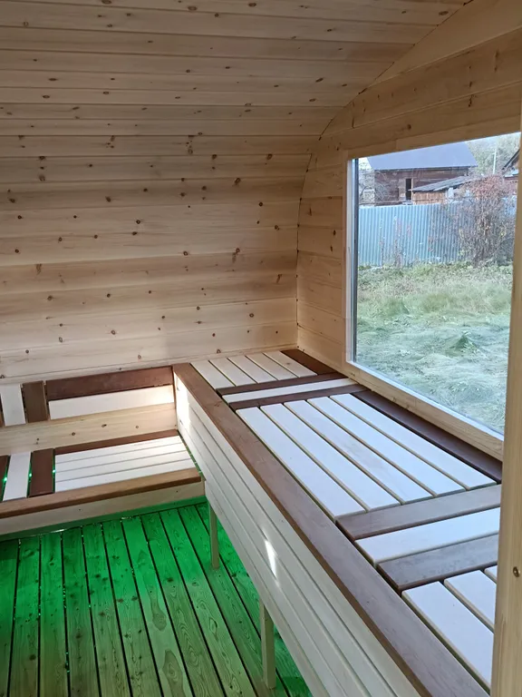 Дом, баня, чан на берегу реки Белой