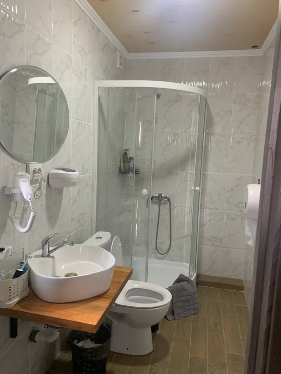 Дом на берегу реки с бассейном и видом