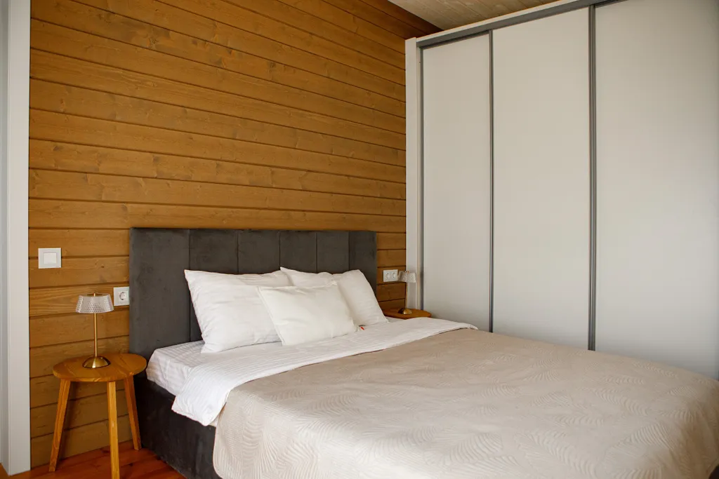 Дом с сауной и горячим чаном на участке с соснами