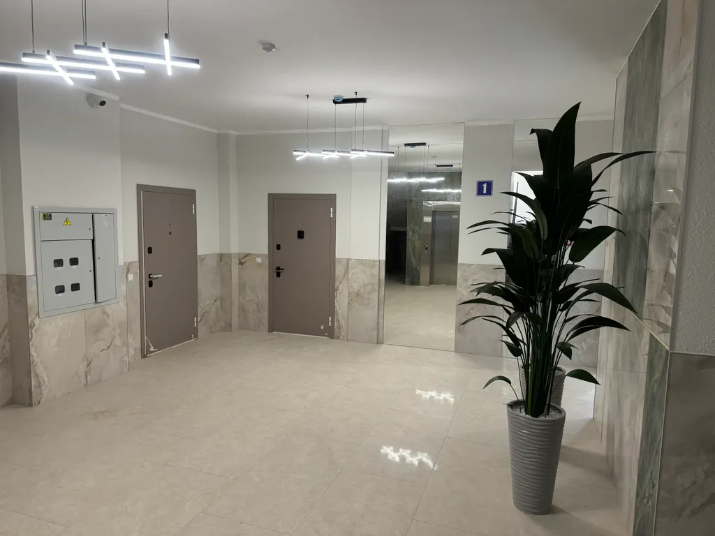 Солнечная квартира с мебелью из натурального дерева, рядом с морем