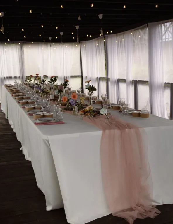 Большой дом с баней, бассейном и видом на озеро