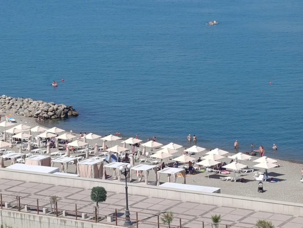 Новая евро-двушка с панорамным видом на море и пляж перед домом