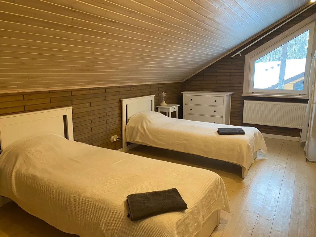 Домик в лесу на берегу озера