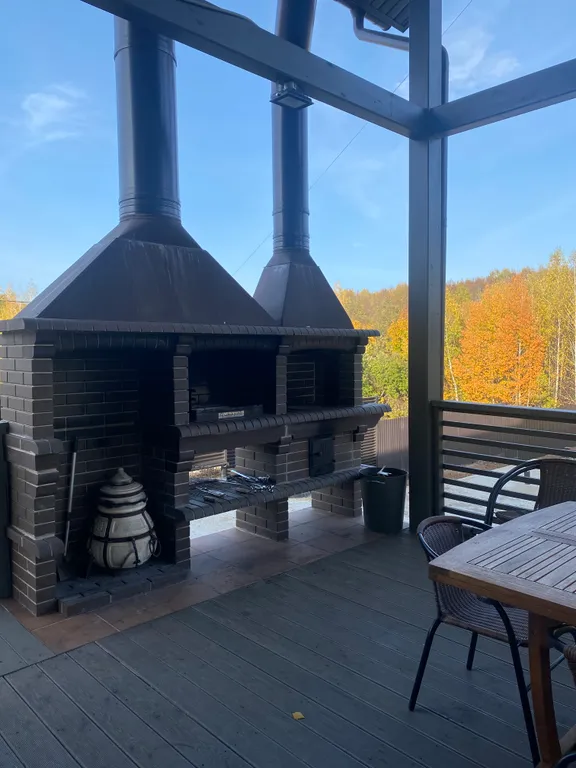 Загородный дом у леса с собственным прудом