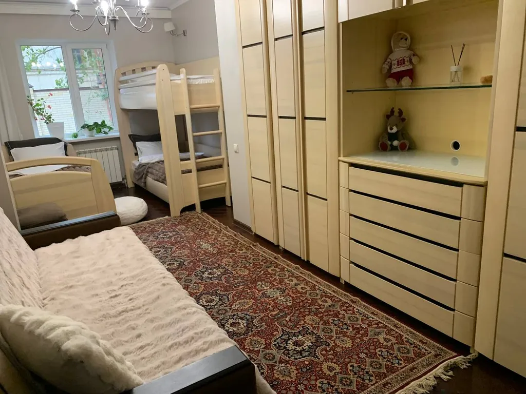 Дом с садом в центре рядом с набережной