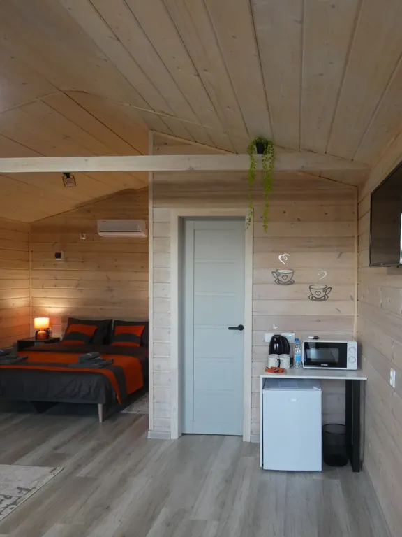 Уютный четырёхместный Домик с двухспальной кроватью