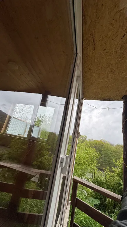 Дом на берегу реки с бассейном и видом