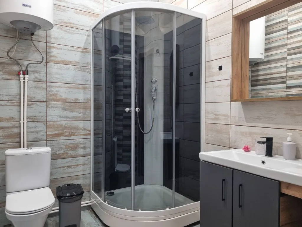 Зелёный дом на берегу Катуни с видом на реку и горы