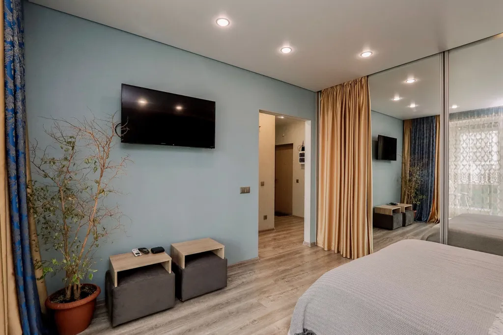 Очень прocторнaя кваpтира c бaлкoнoм