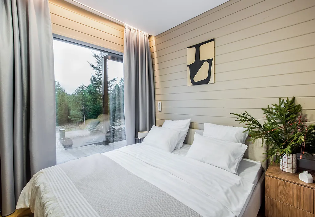 Уютный дом в окружении  леса