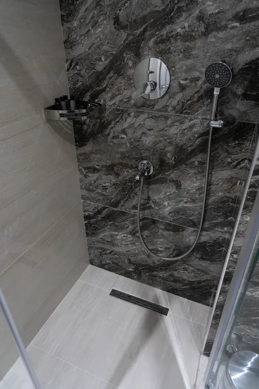 Уютный номер с 2 спальнями и баром, с видом во двор