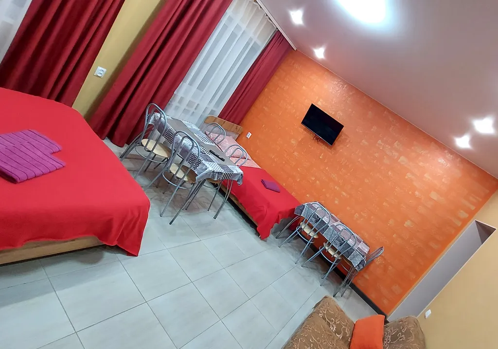 Новейшая вместительная двушка с отдельным входом в коттедже