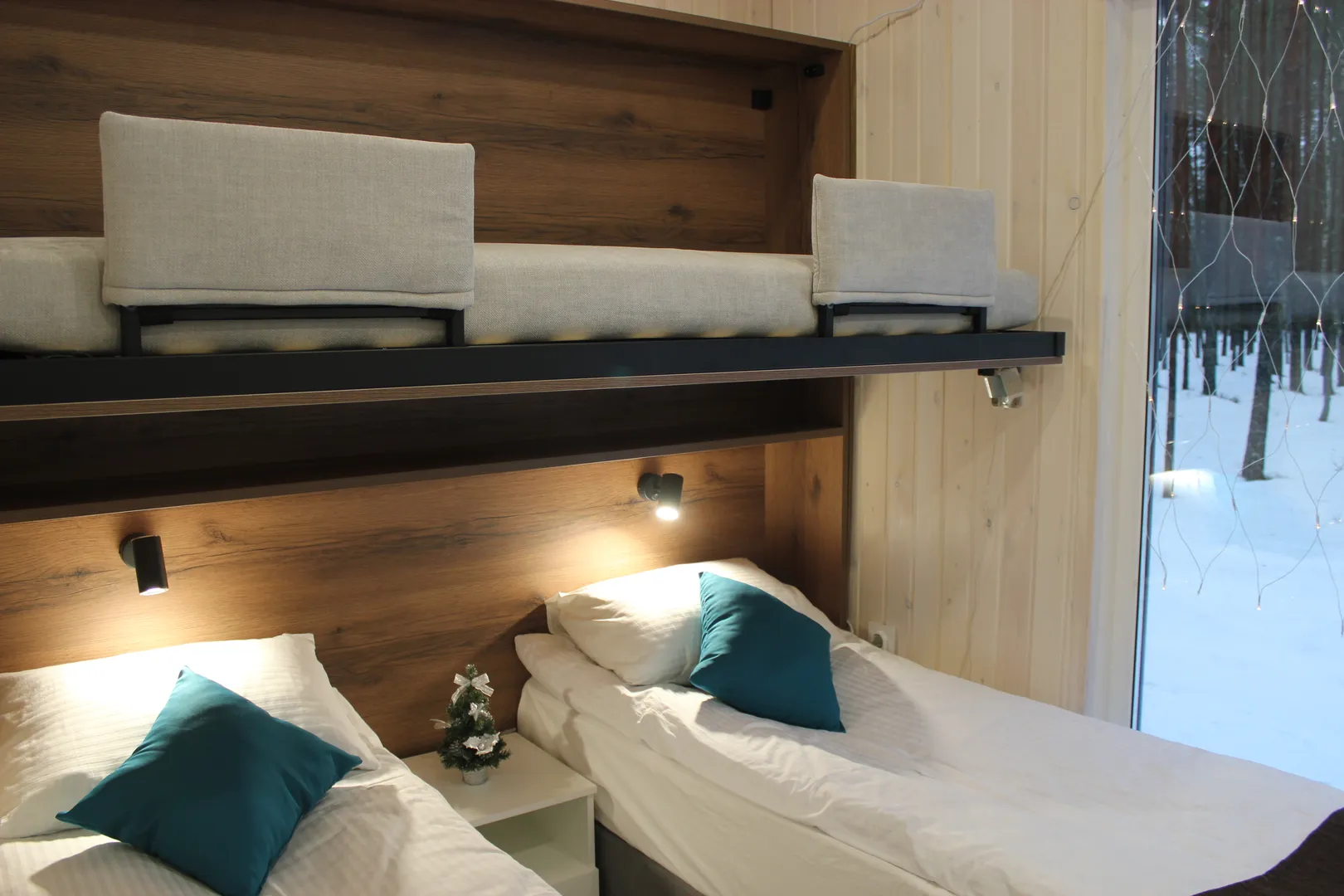 Кровати-трансформеры двуспальные или раздельные по желанию гостей с третьим откидным спальным местом