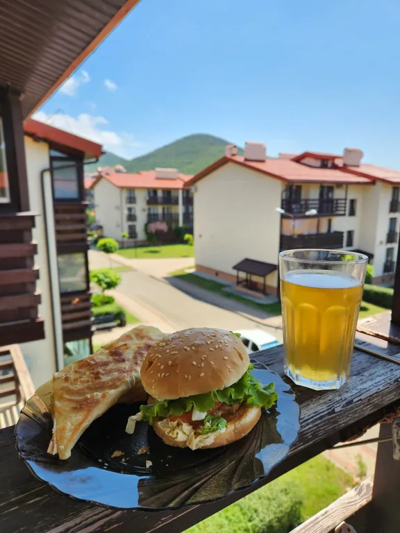 Квартира-студия с видом на горы и бассейн