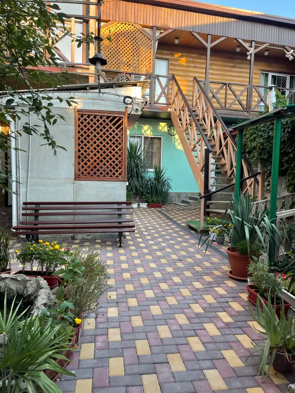 Четырёхместный номер люкс с балконом С видом на город и горы