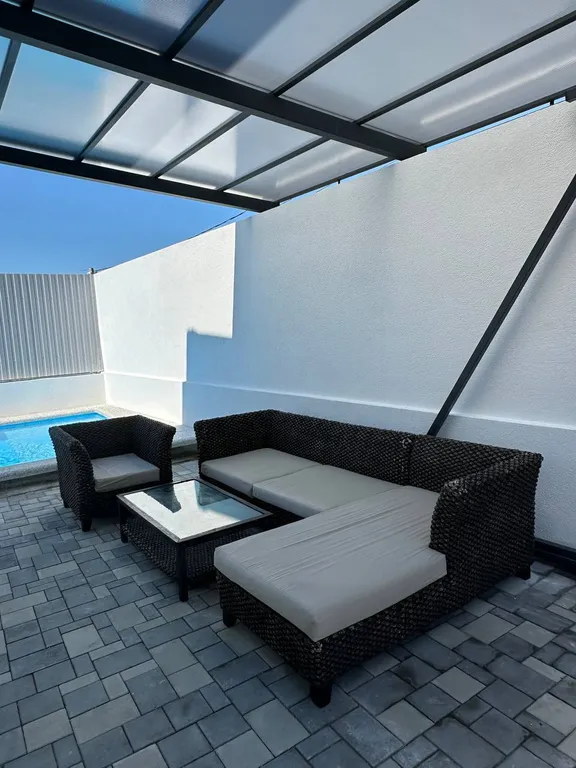 Дом с бассейном