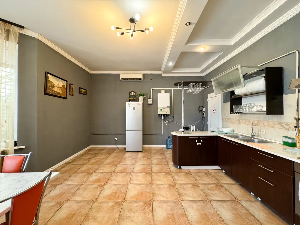 Дом с бассейном у парка Галицкого