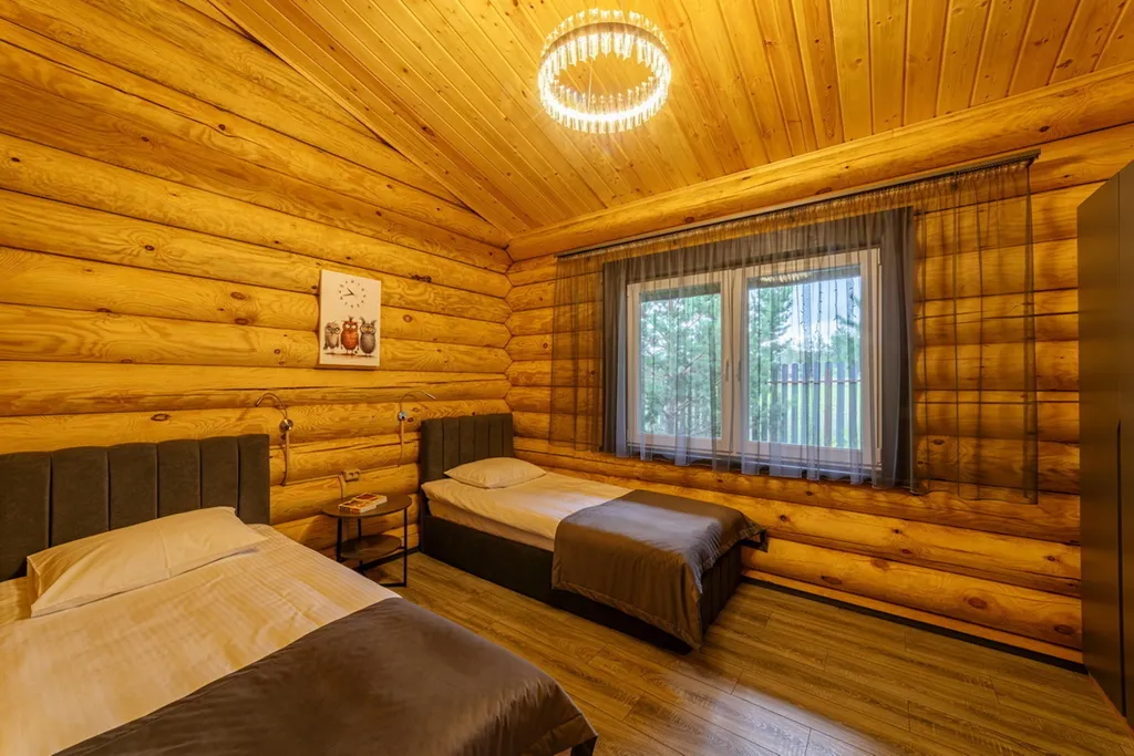 Дом на берегу большого озера