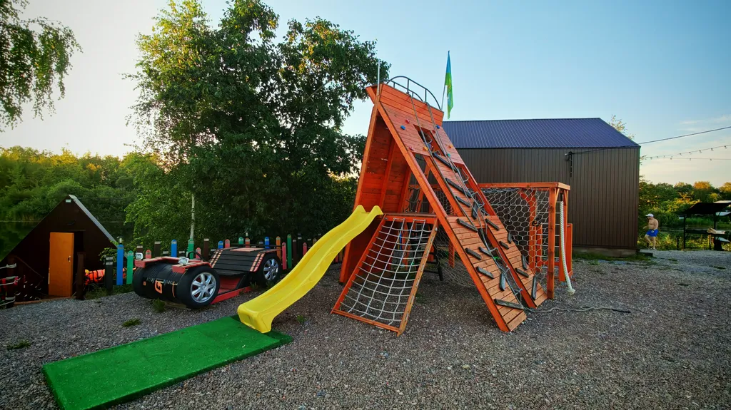 Дома и бани на берегу озера