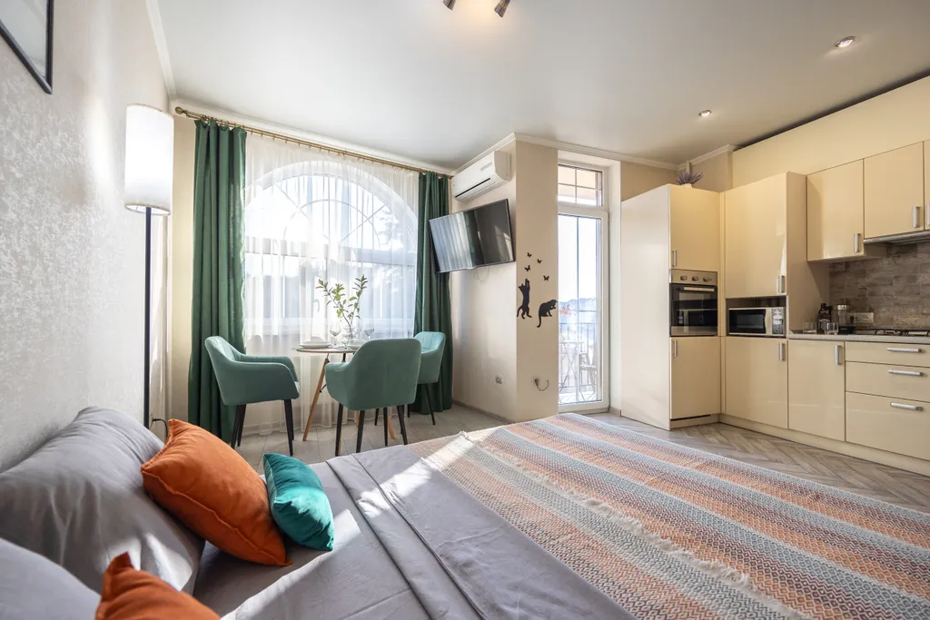 Студия с озером в вашем окне