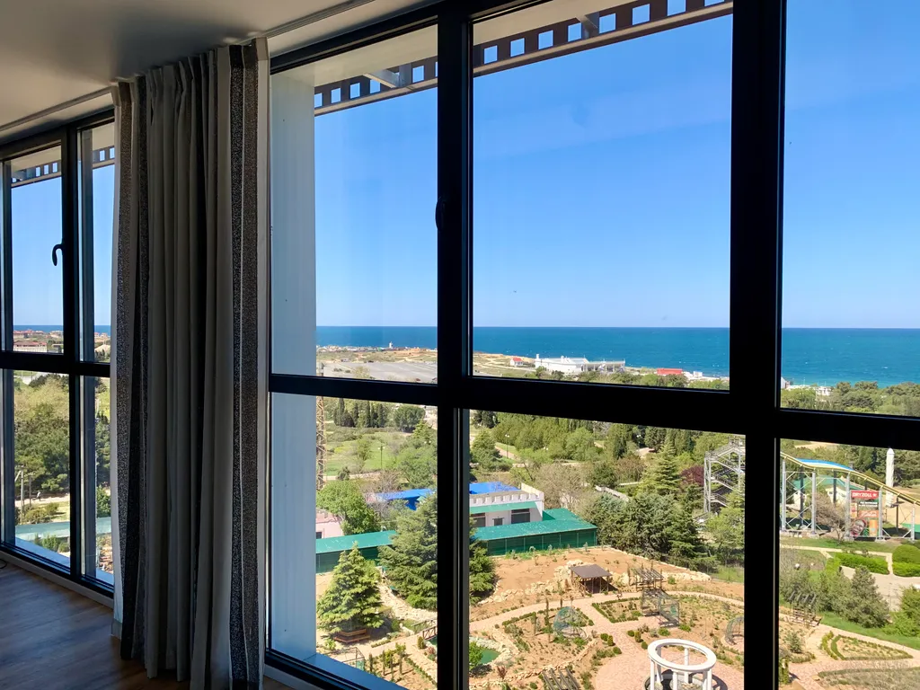 Элитная квартира с панорамным окнами витражами с видом на море