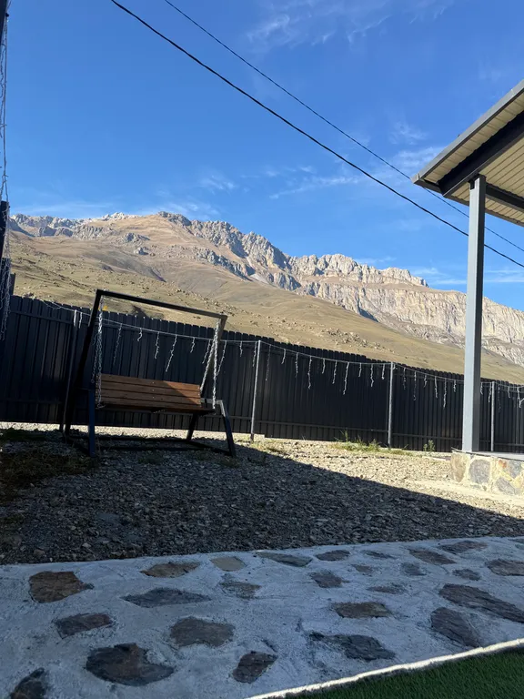 Уютный домик у реки для семейного отдыха