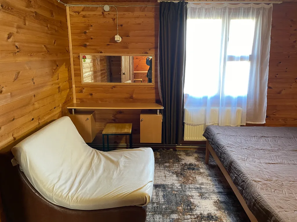 Коттедж Коттедж Уютный 2х этажный классический сруб с 2 спальнями и гостиной — Сириус