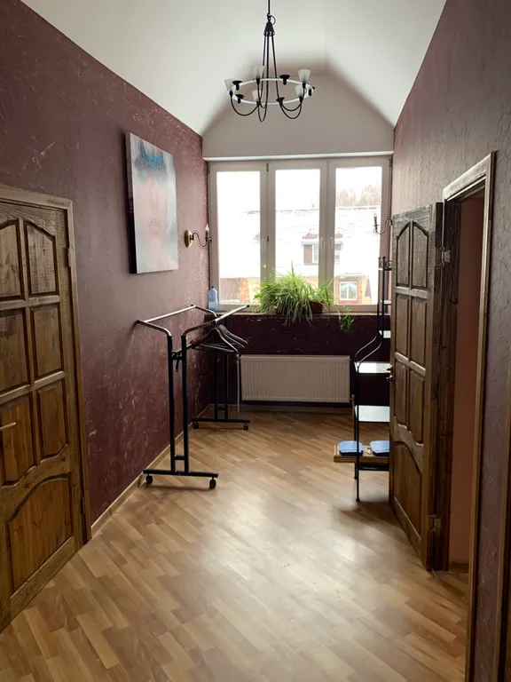 Дом в окружении леса