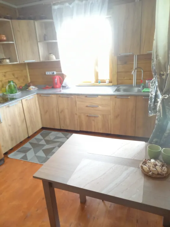 Уютный домик на берегу живописного озера