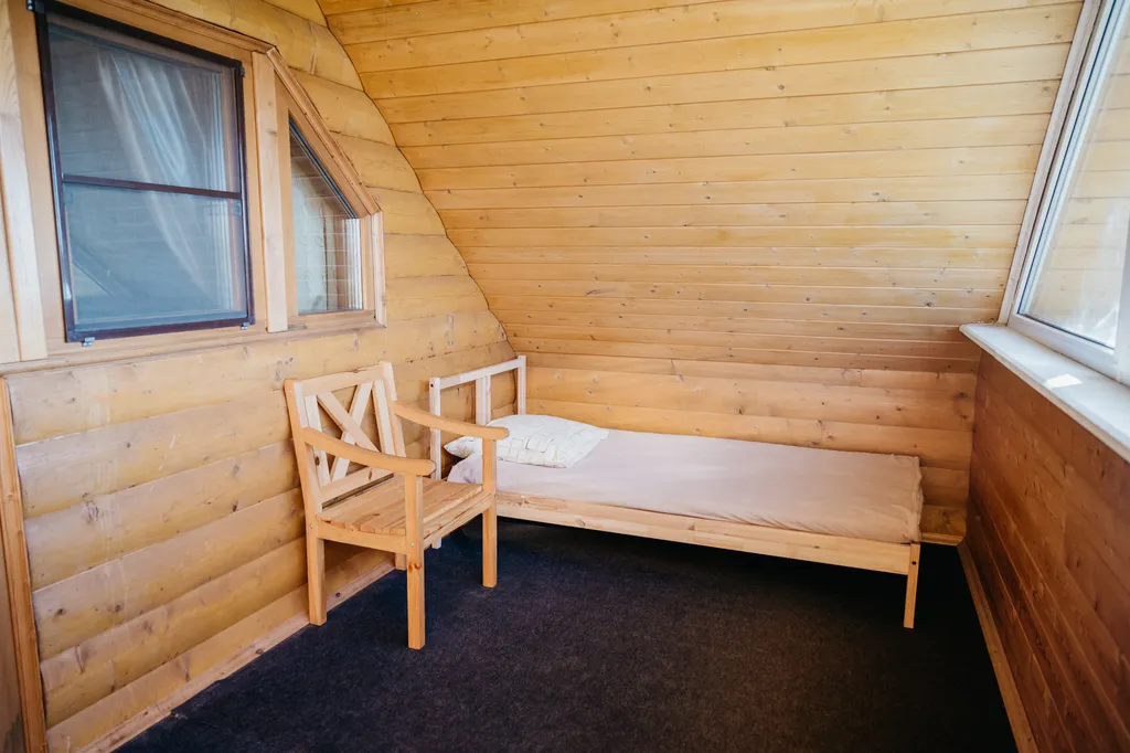 Уютный деревянный домик на берегу пруда с баней