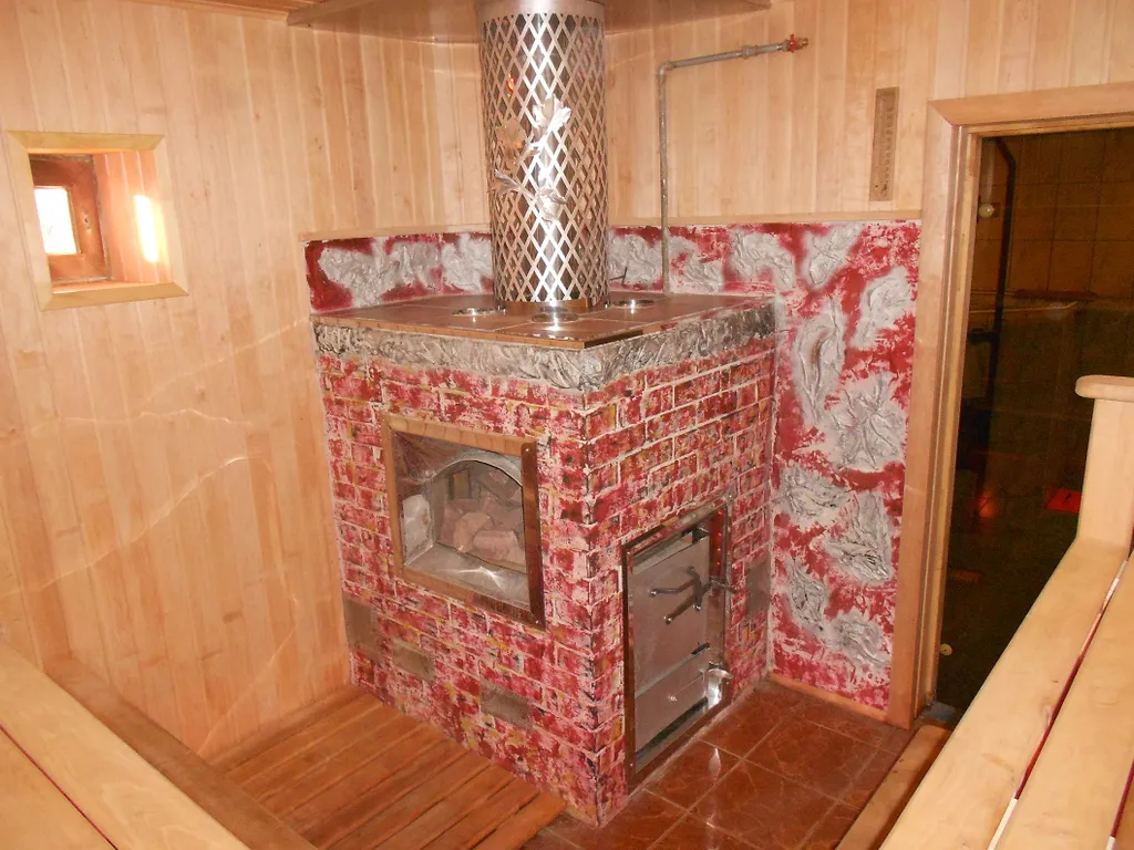 Уютный домик с баней, камином и террасой возле пруда