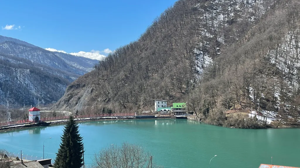 Шикарный вид на озеро и горы