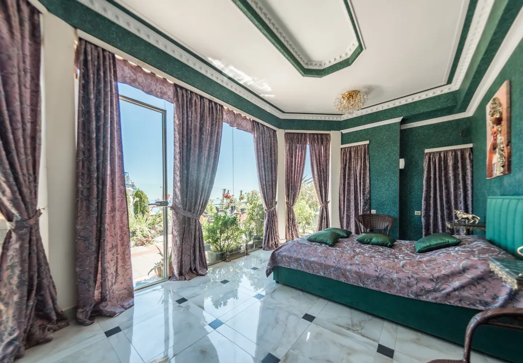 Пентхаус с бассейном и видом на море