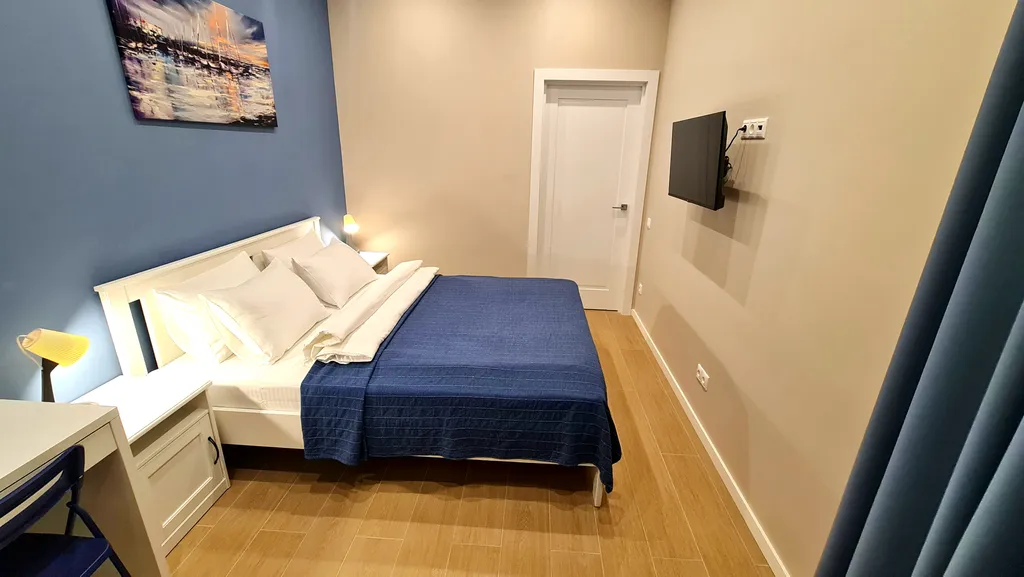 Квартира-студия с изолированной спальней и балконом в приморском парке