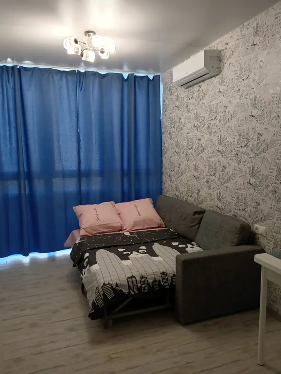 Уютная, светлая студия с панорамными окнами