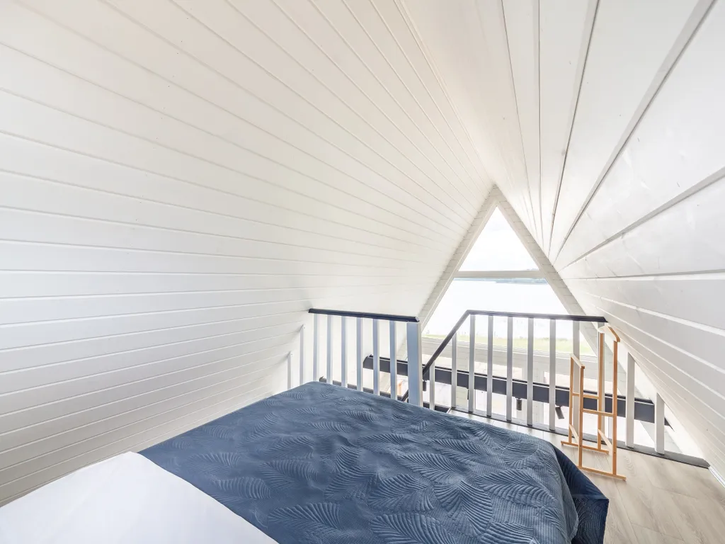 Уютный домик на берегу озера