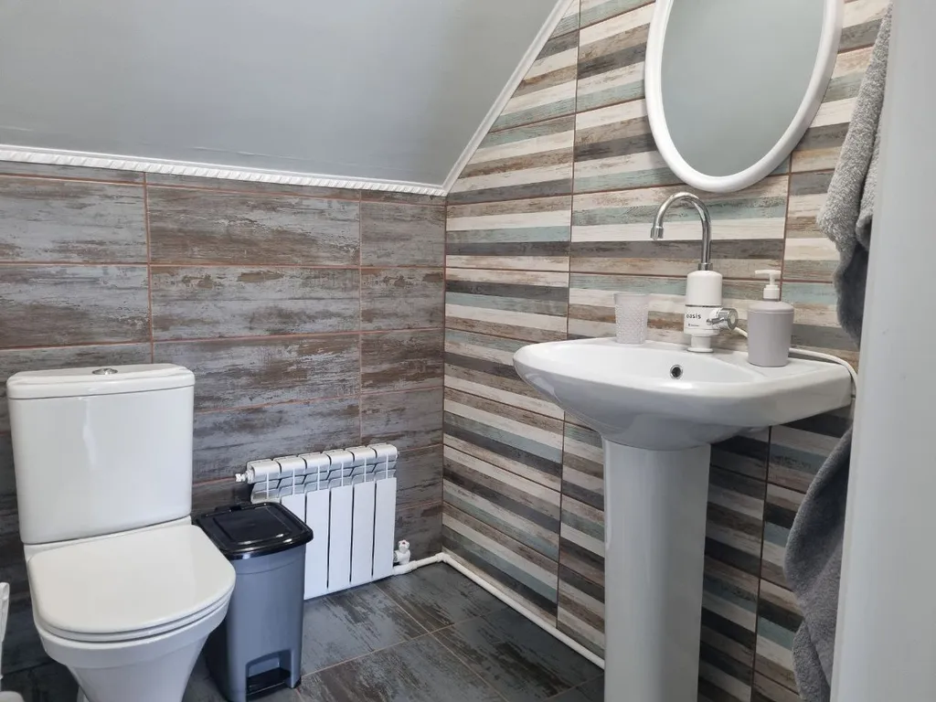 Зелёный дом на берегу Катуни с видом на реку и горы