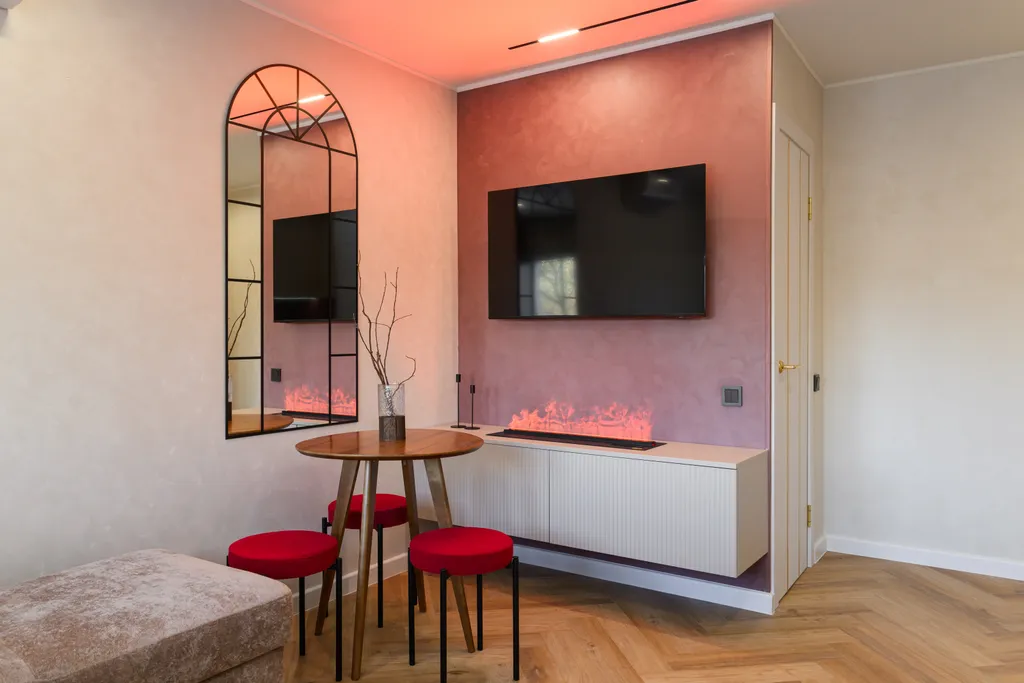 Bишневый aтлac — яркая квартира с биокамином