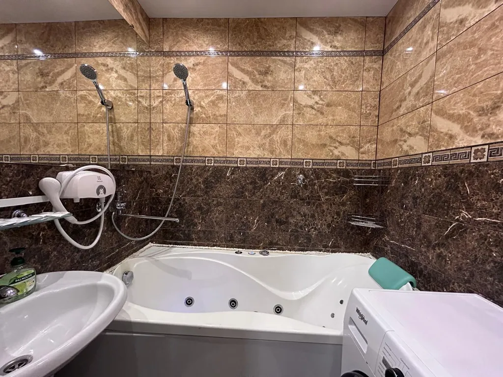 Современная трехкомнатная квартира с большой кухней