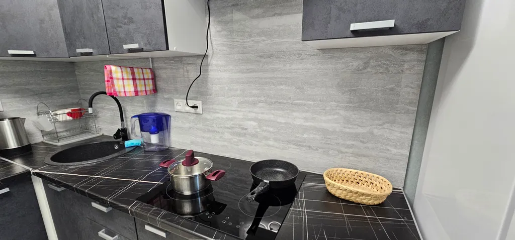 Двухкомнатная квартира в тихом дворе с новым ремонтом и техникой