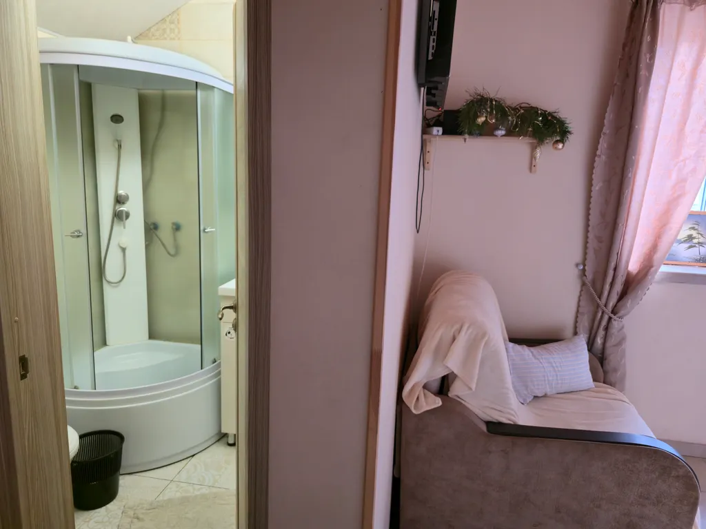 Вместительный, теплый дом на берегу реки Воря