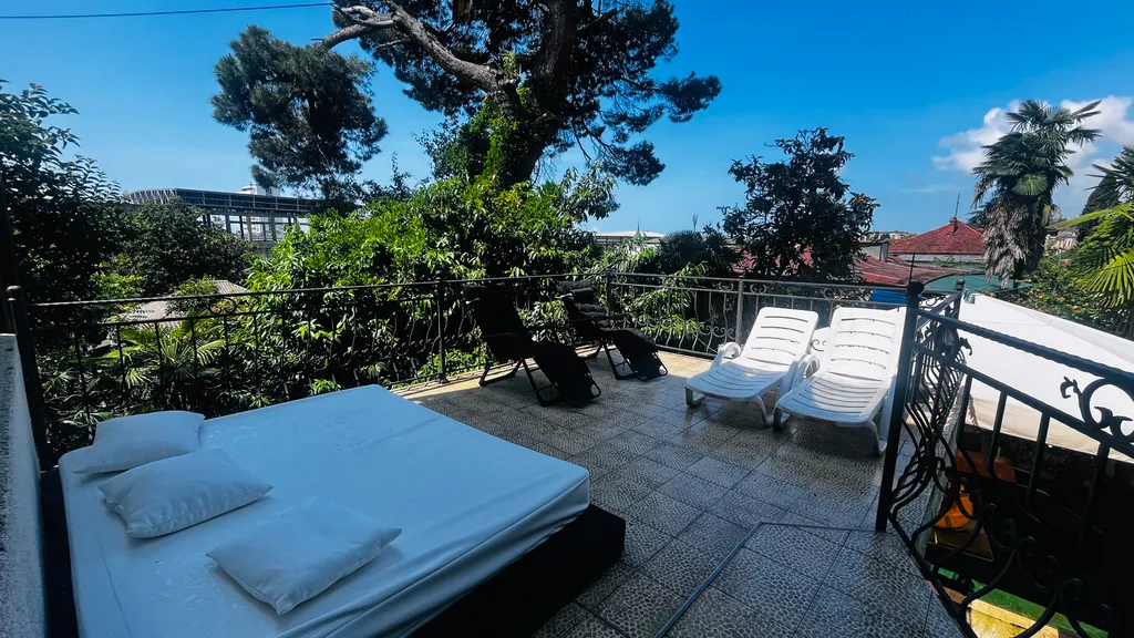 Вилла с бассейном на холме