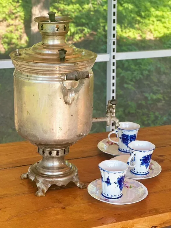 Дом баня на берегу водоема